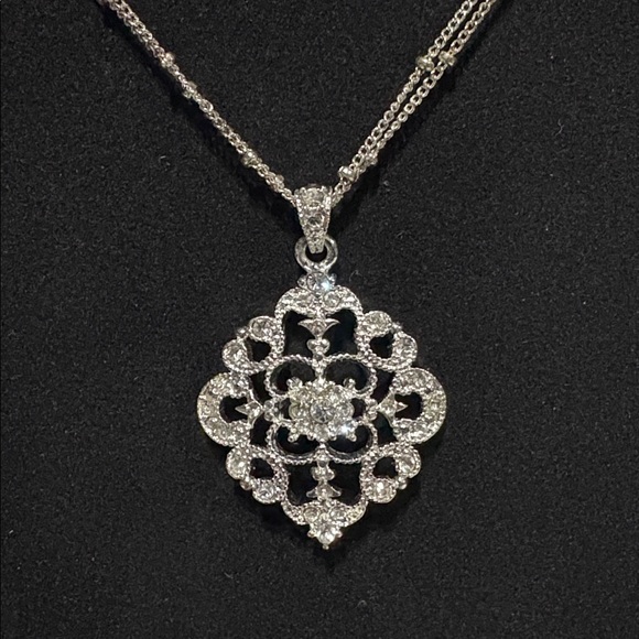 Avon Silvertone Vintage Earrings & Pendant Necklace Set - Picture 2 of 5